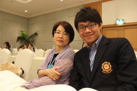 2013 ISET in Thailand 參加研討會與學生合影