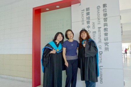 與在職班畢業生合影